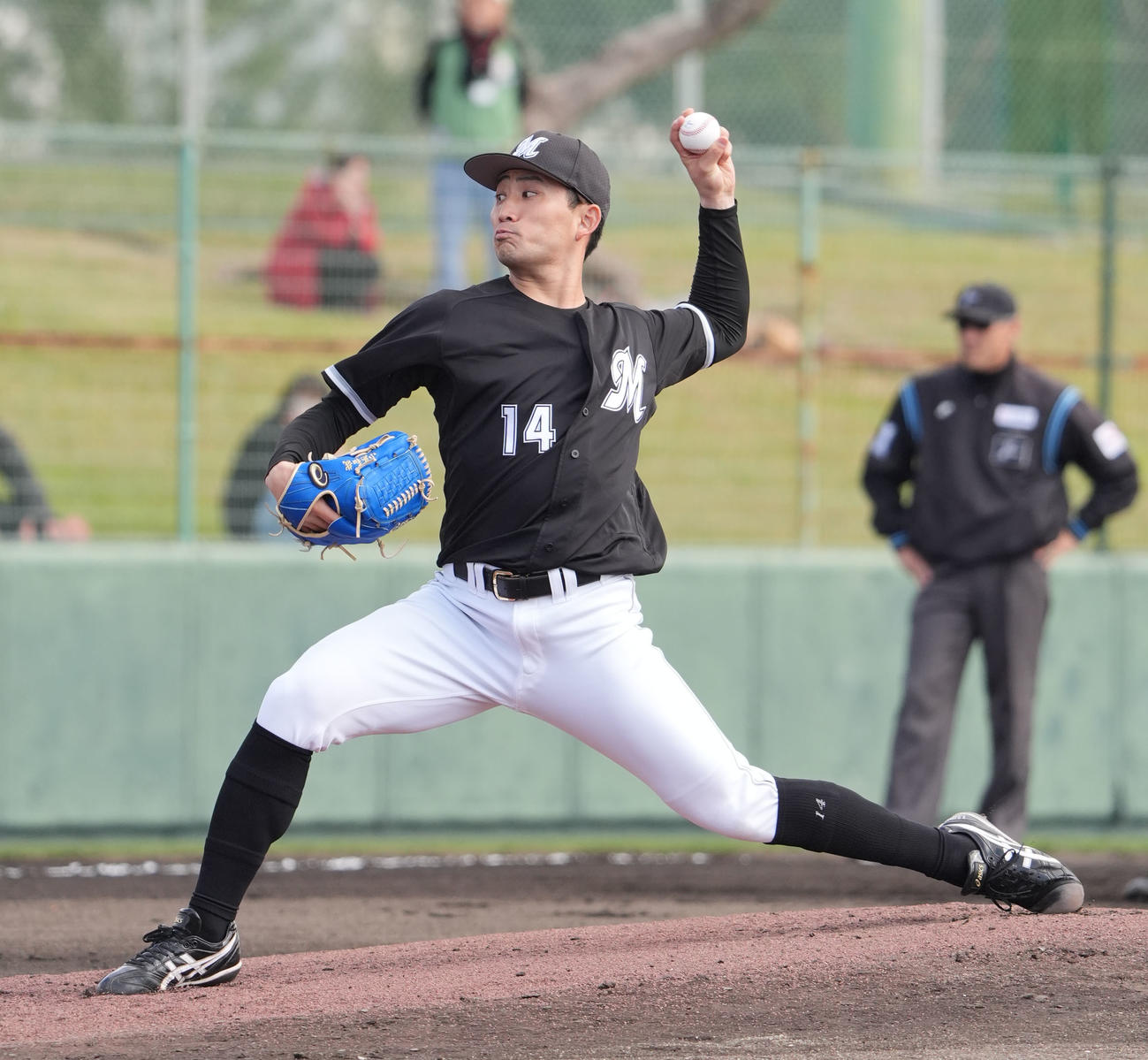 中日対ロッテ　1回裏、登板するロッテ先発の小島（撮影・森本幸一）