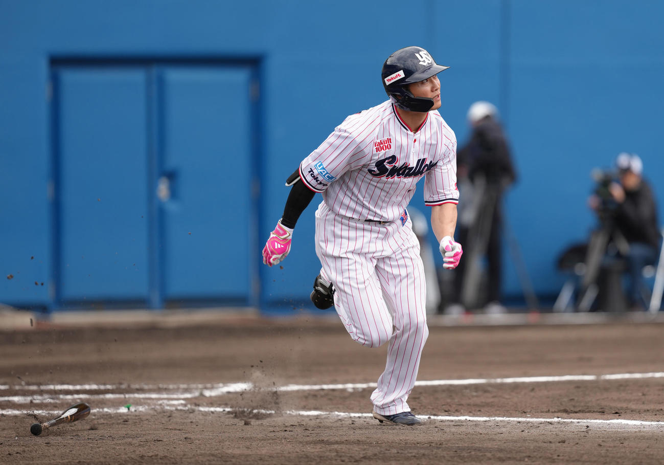 ヤクルト対日本ハム　2回裏ヤクルト2死、三塁打を放つ西川（撮影・足立雅史）