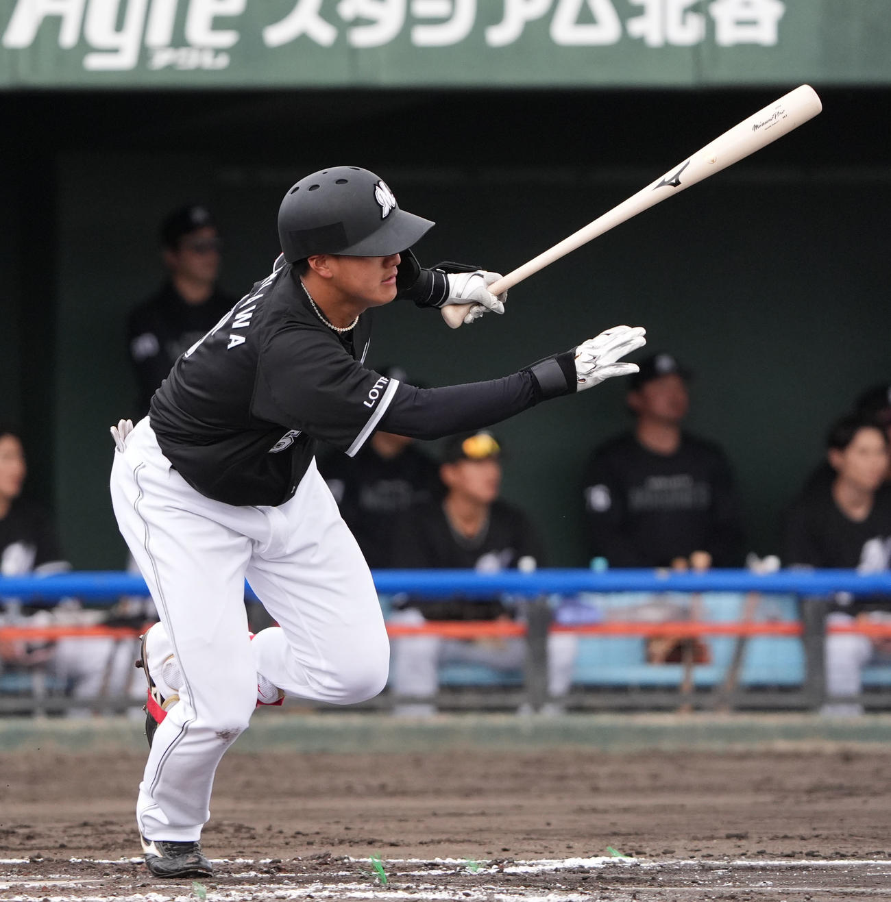 中日対ロッテ　9回表ロッテ1死、中前打を放つ西川（撮影・森本幸一）