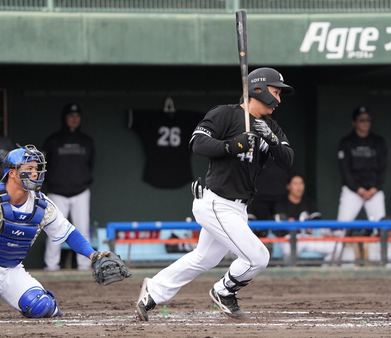 中日対ロッテ　9回表ロッテ1死一塁、右前打を放つ宮崎（撮影・森本幸一）