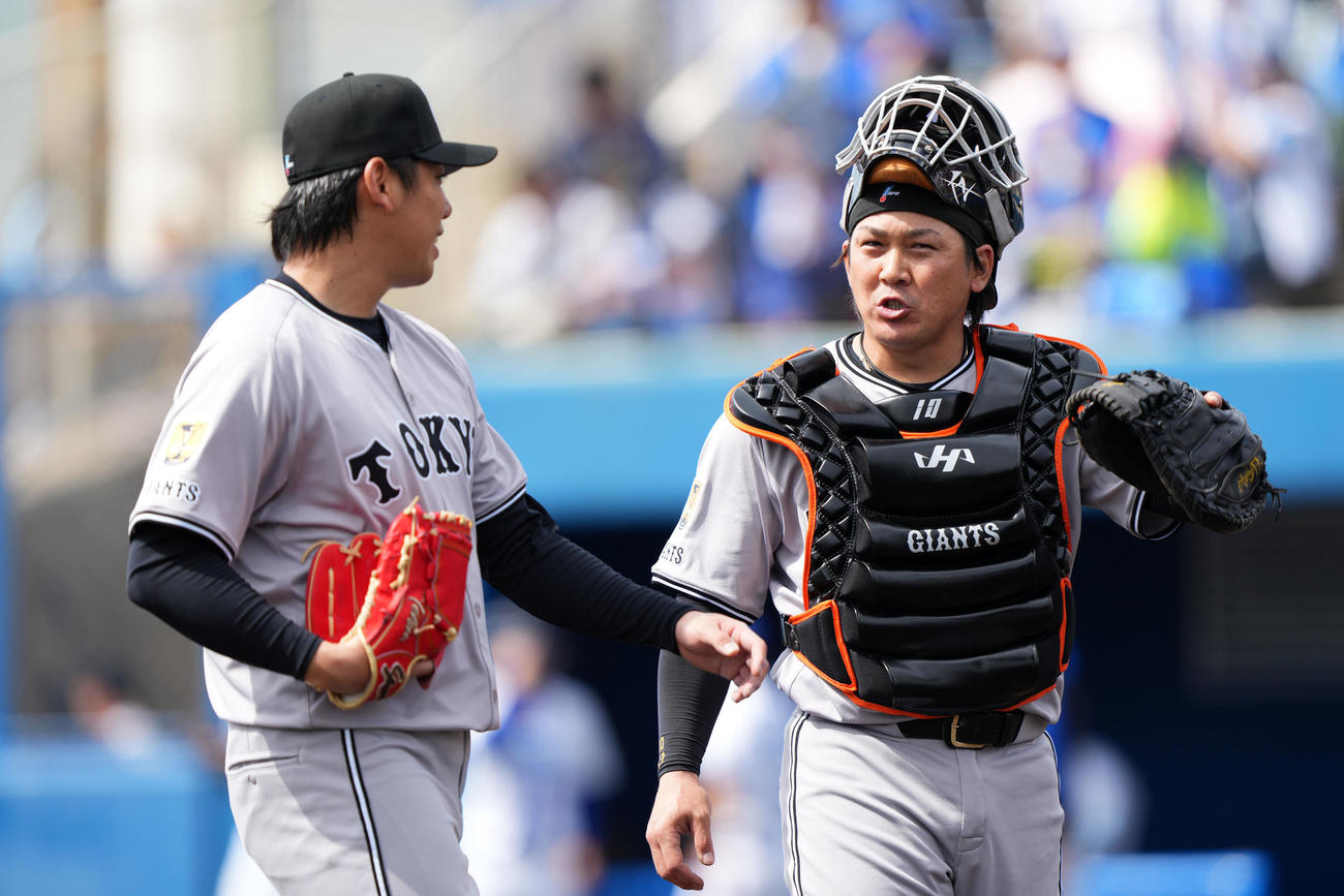 DeNA対巨人　2回裏を終え言葉を交わす巨人又木（左）と甲斐（撮影・横山健太）