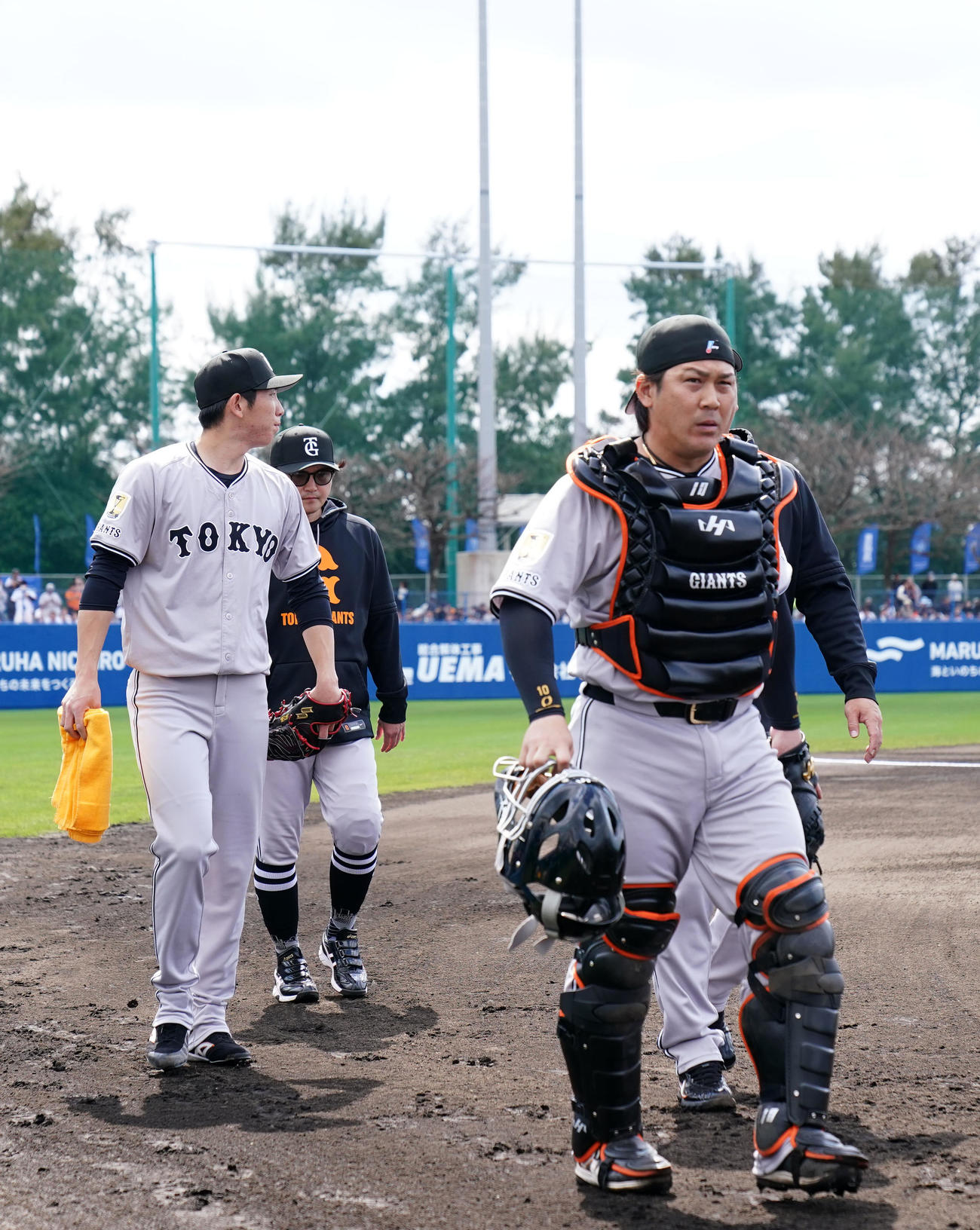 DeNA対巨人　試合に臨む巨人戸郷（左）と甲斐（撮影・横山健太）