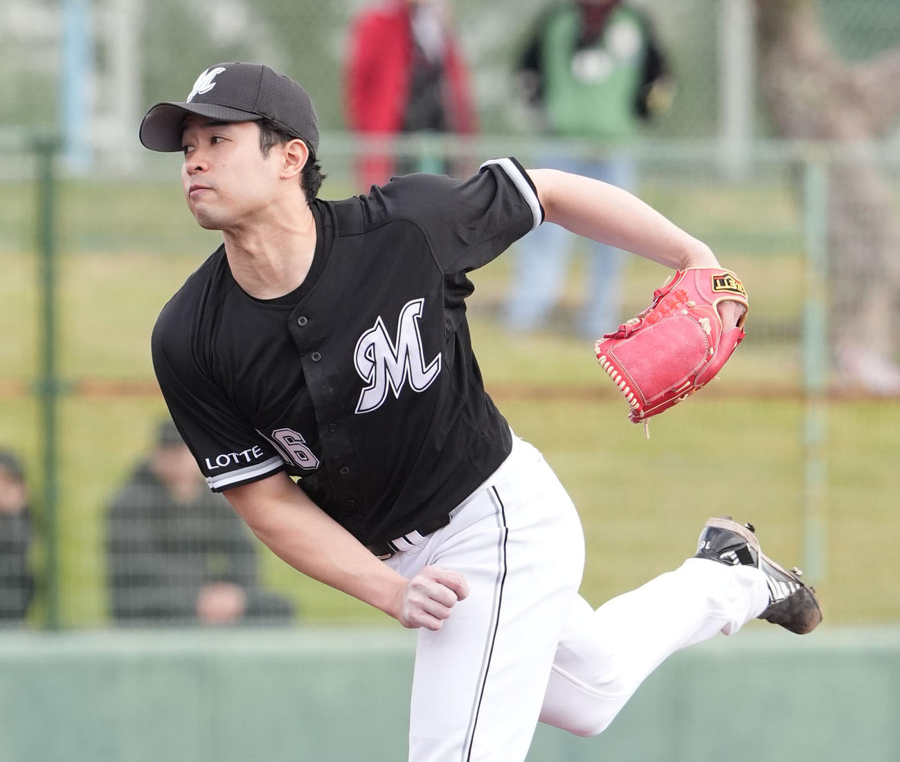 中日対ロッテ　3回裏、ロッテ2番手で登板する種市（撮影・森本幸一）