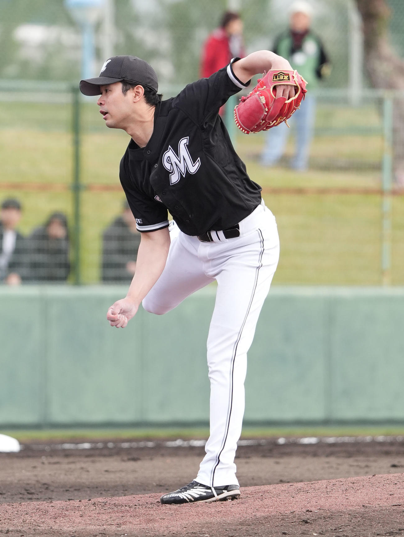 中日対ロッテ　3回裏、ロッテ2番手で登板する種市（撮影・森本幸一）