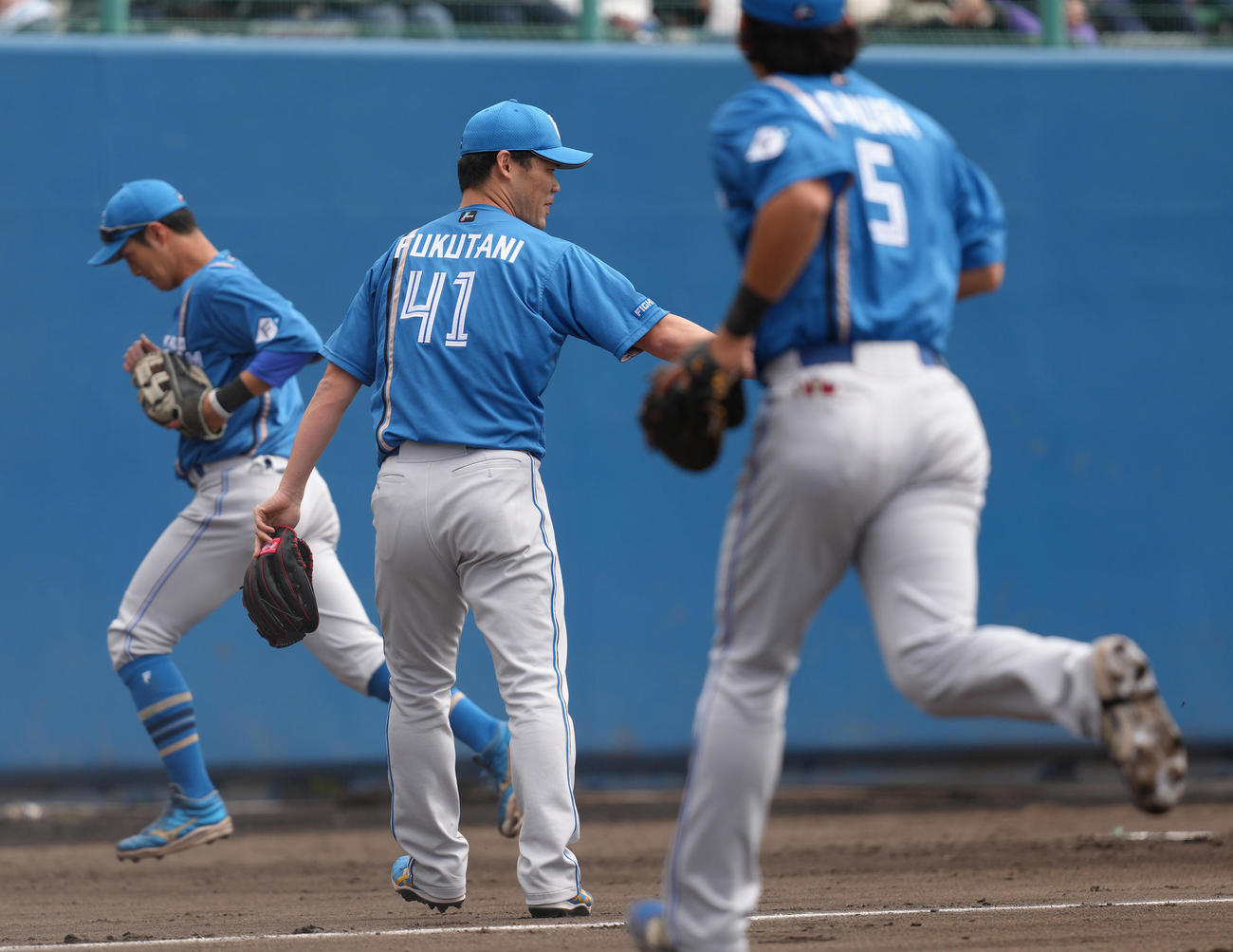 ヤクルト対日本ハム　3回裏ヤクルト1死一、三塁、オスナを二併殺打に仕留めた福谷（中央）（撮影・足立雅史）