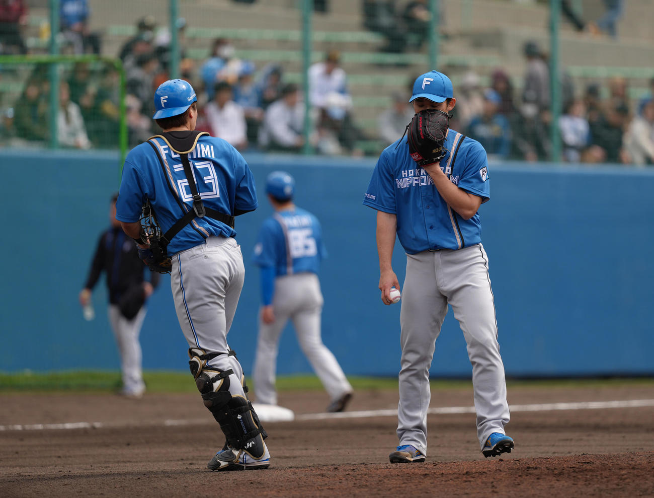ヤクルト対日本ハム　3回、マウンドに上がった日本ハム福谷（右）は伏見寅威と会話を交わす（撮影・足立雅史）