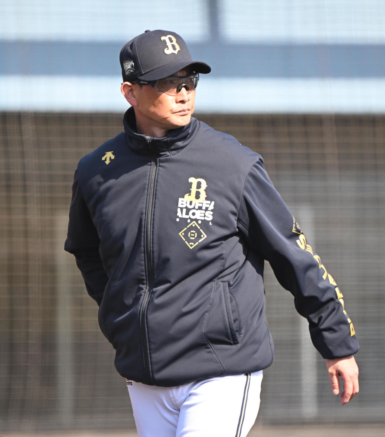ソフトバンク対オリックス　5回、選手の交代を告げるオリックス岸田監督（撮影・和賀正仁）