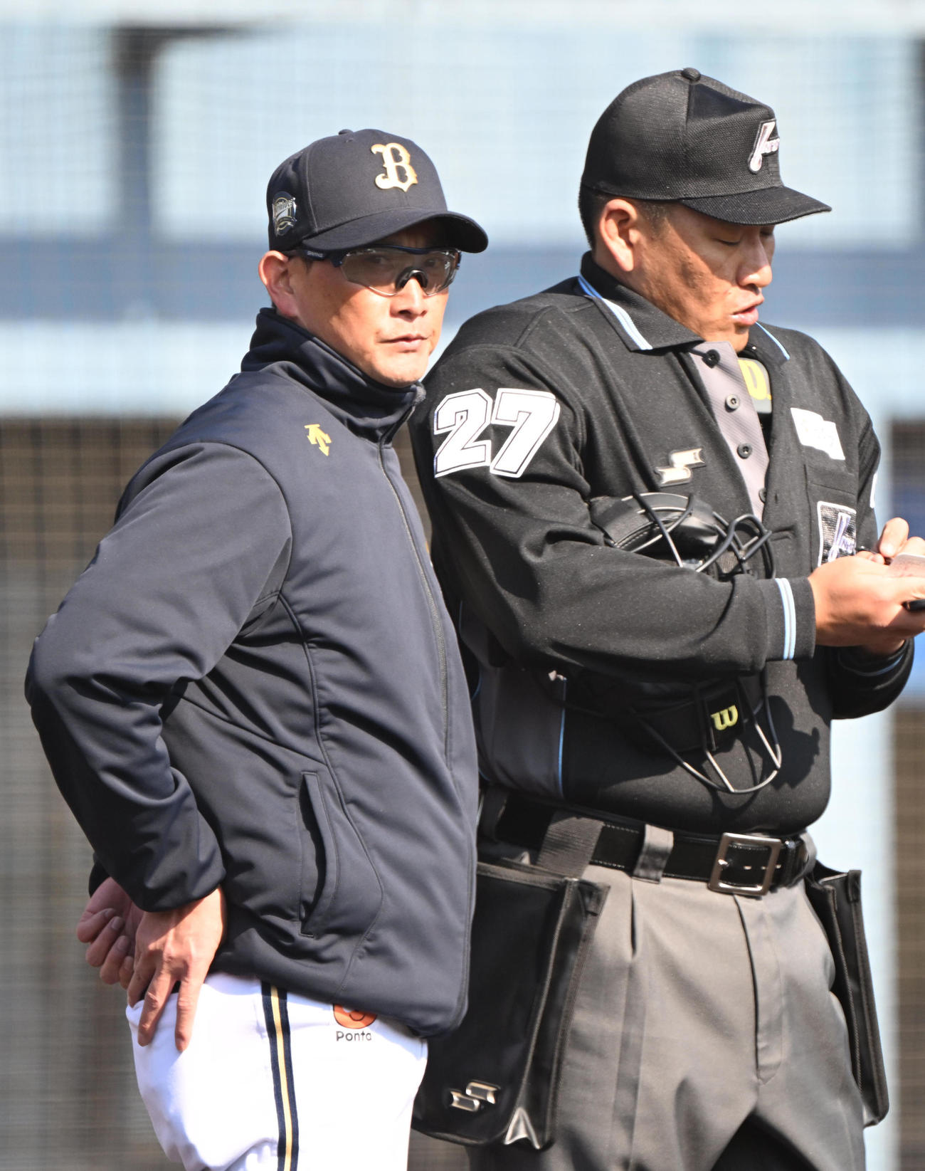 ソフトバンク対オリックス　5回、選手の交代を告げるオリックス岸田監督（撮影・和賀正仁）