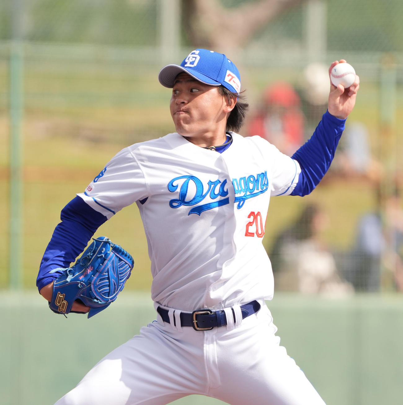 中日対ロッテ　3回表、中日2番手で登板する三浦（撮影・森本幸一）