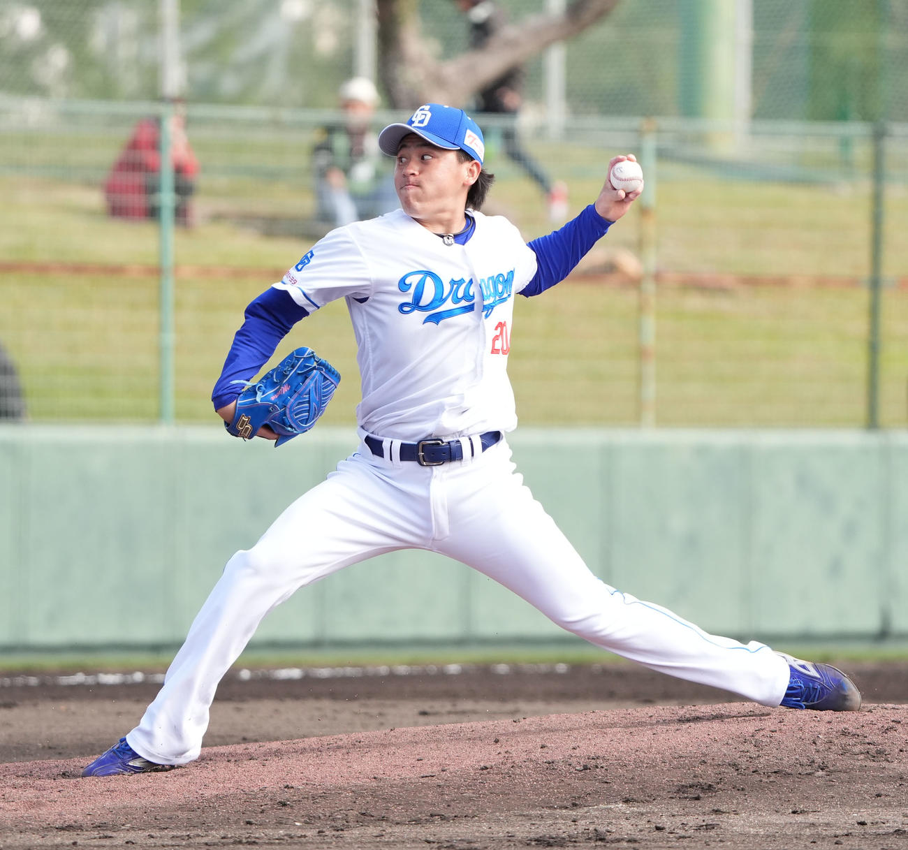 中日対ロッテ　4回表、力投する三浦（撮影・森本幸一）