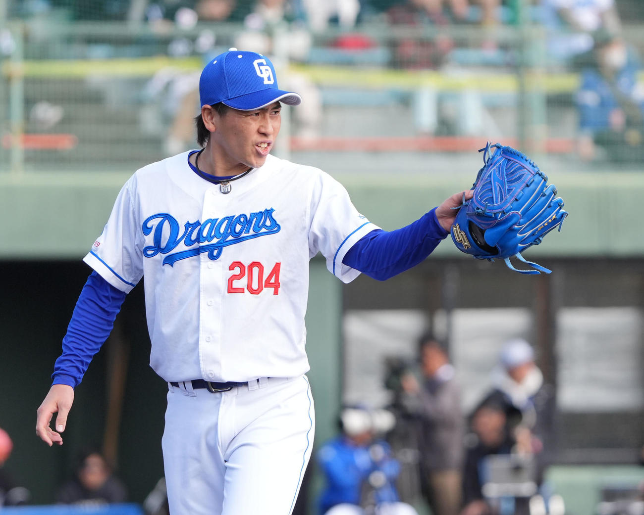 中日対ロッテ　4回表終了、ナインに声をかけベンチへ戻る三浦（撮影・森本幸一）