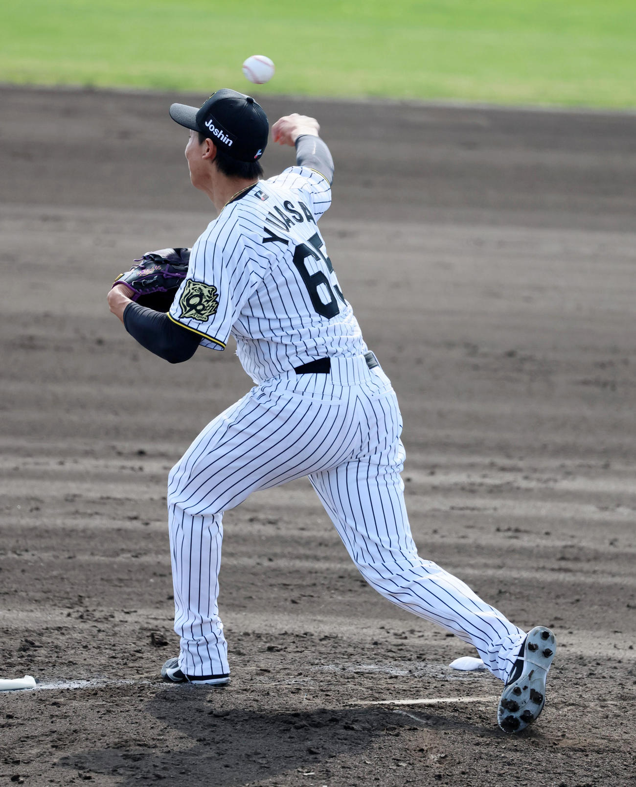 阪神対ハンファ　7回表ハンファ1死二塁、二塁にけん制球を投げる湯浅（撮影・加藤哉）