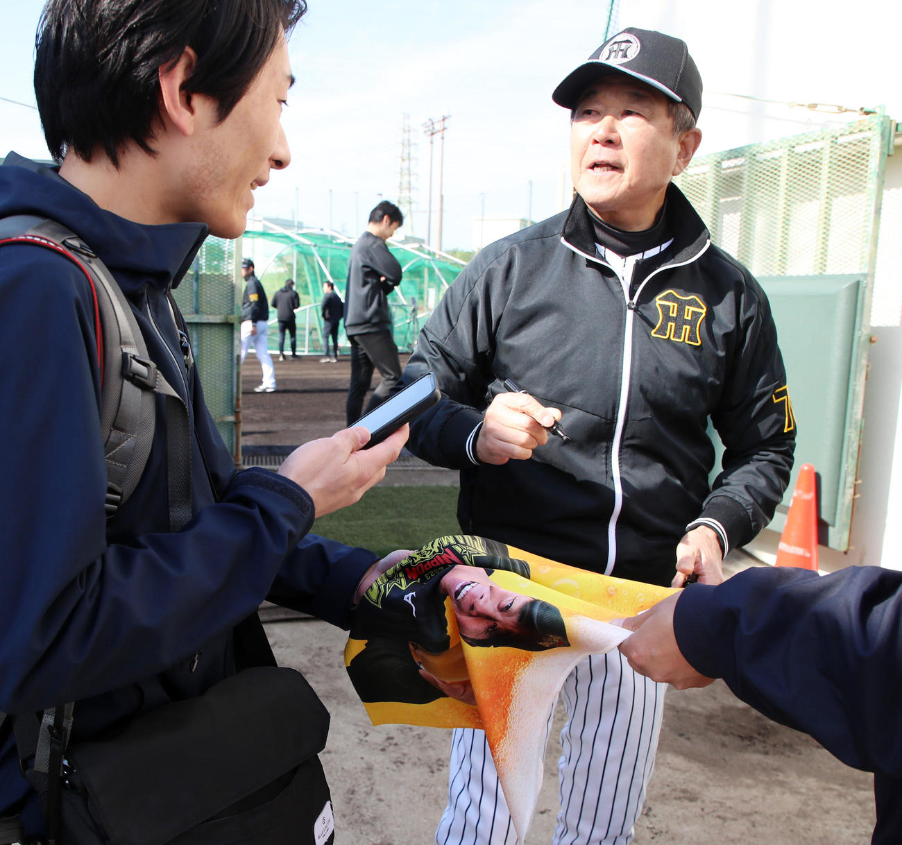 阪神対ハンファ　ファンにサインする平田2軍監督（撮影・加藤哉）