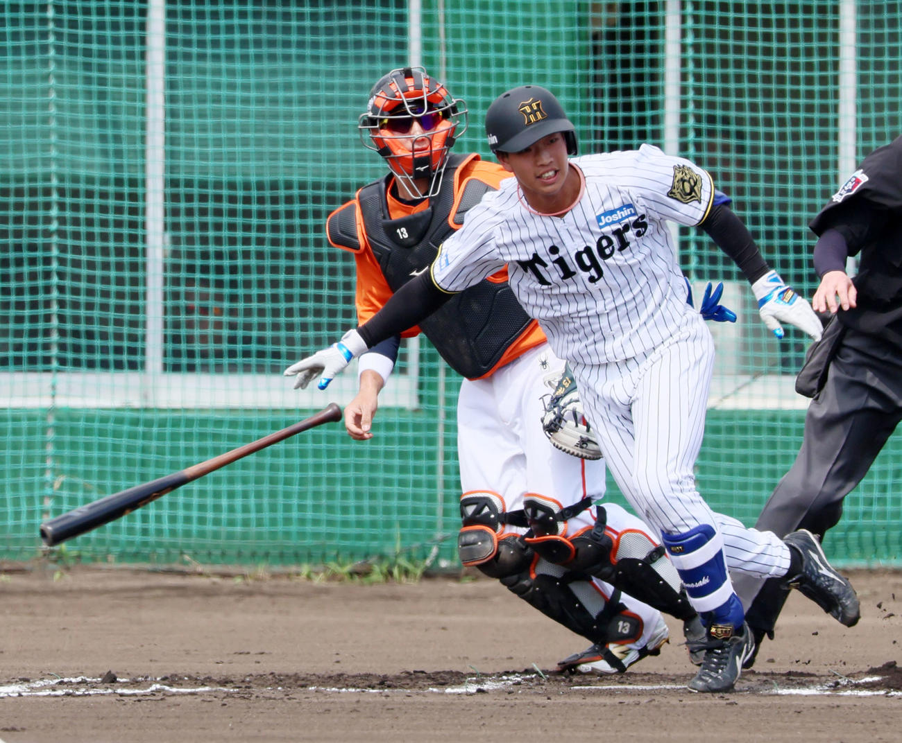 阪神対ハンファ　1回裏阪神1死、百崎は左前打を放つ（撮影・加藤哉）