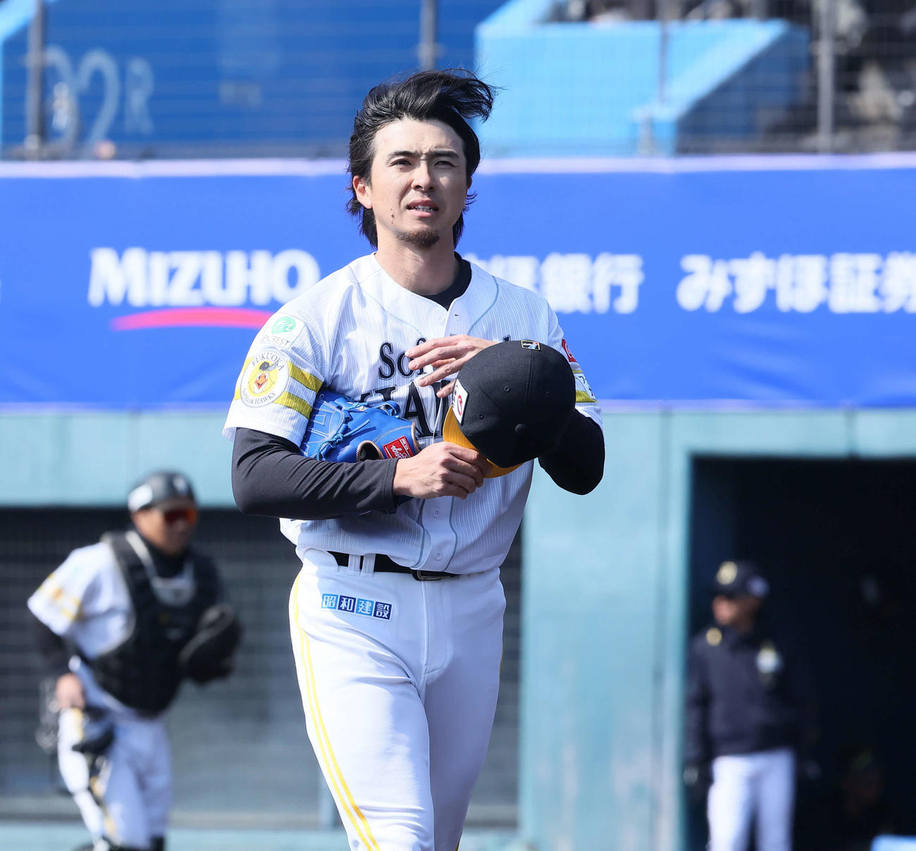 ソフトバンク対オリックス　先発した上沢は2イニングを無失点と好投しベンチに引きあげる（撮影・梅根麻紀）