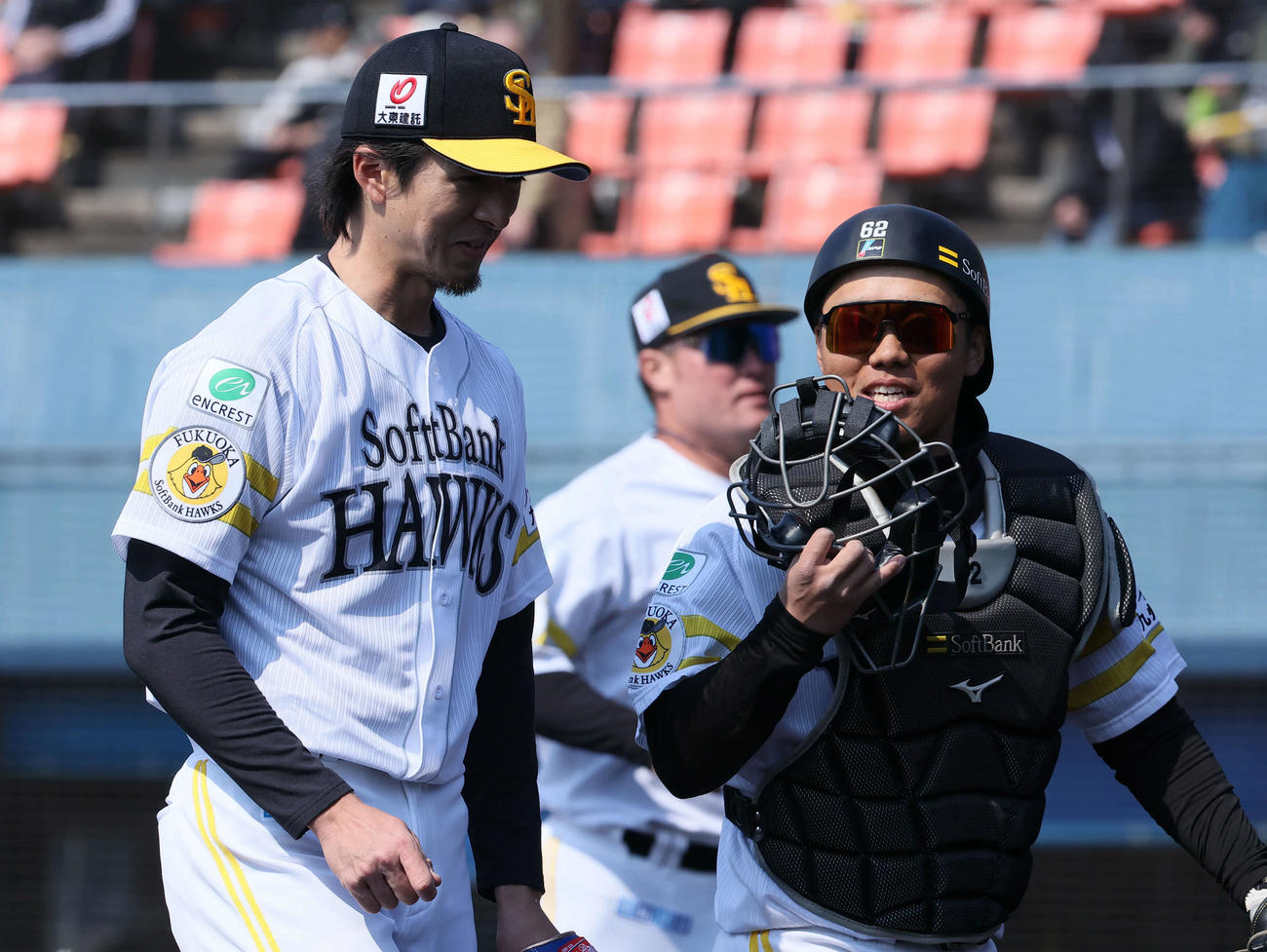 ソフトバンク対オリックス　先発した上沢は2イニングを無失点と好投し笑顔でベンチに引きあげる、右は海野（撮影・梅根麻紀）