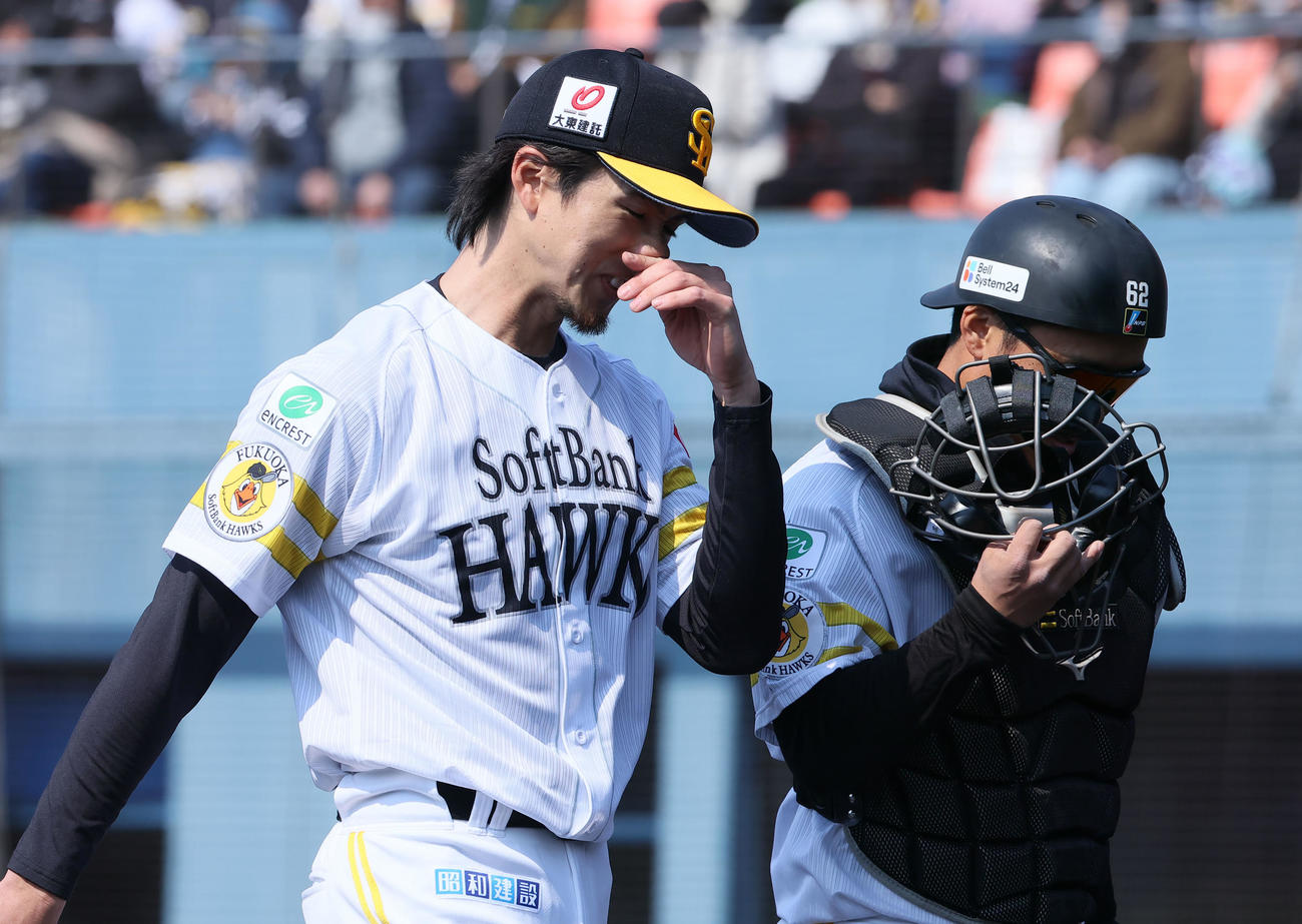 ソフトバンク対オリックス　先発した上沢は2イニングを無失点と好投し笑顔でベンチに引きあげる、右は海野（撮影・梅根麻紀）
