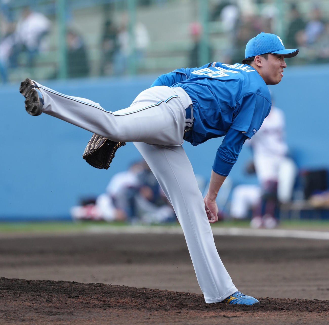 ヤクルト対日本ハム　6回から登板した日本ハム田中（撮影・足立雅史）