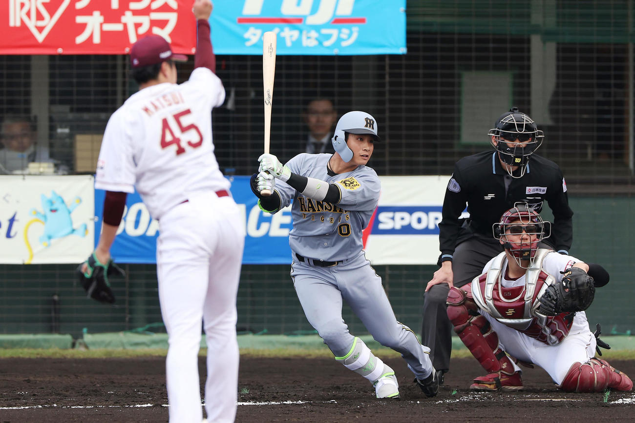 楽天対阪神　2回表阪神1死、左翼線へ二塁打を放つ木浪。投手松井（撮影・前田充）