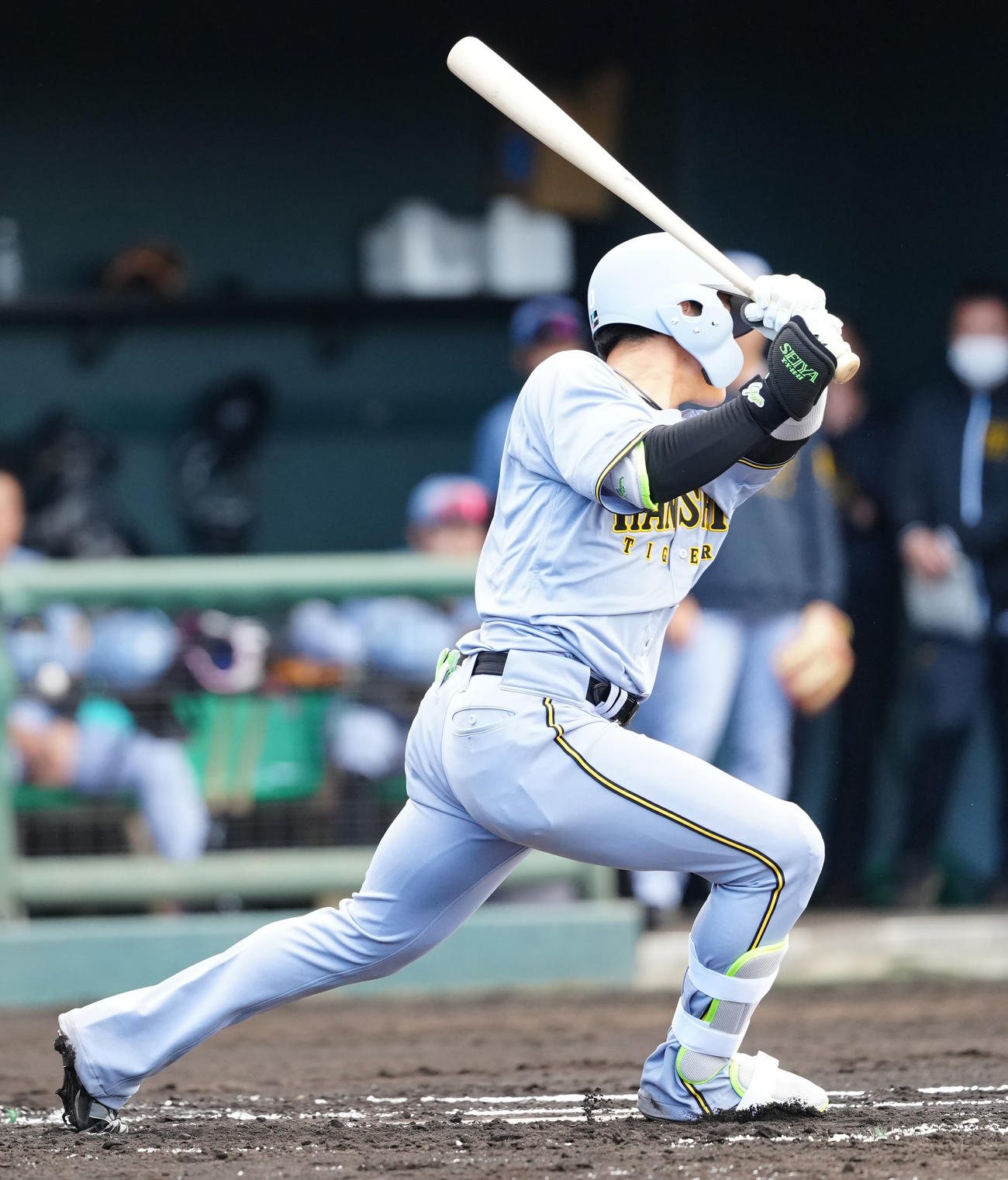 楽天対阪神　2回表阪神1死、二塁打を放つ木浪（撮影・江口和貴）