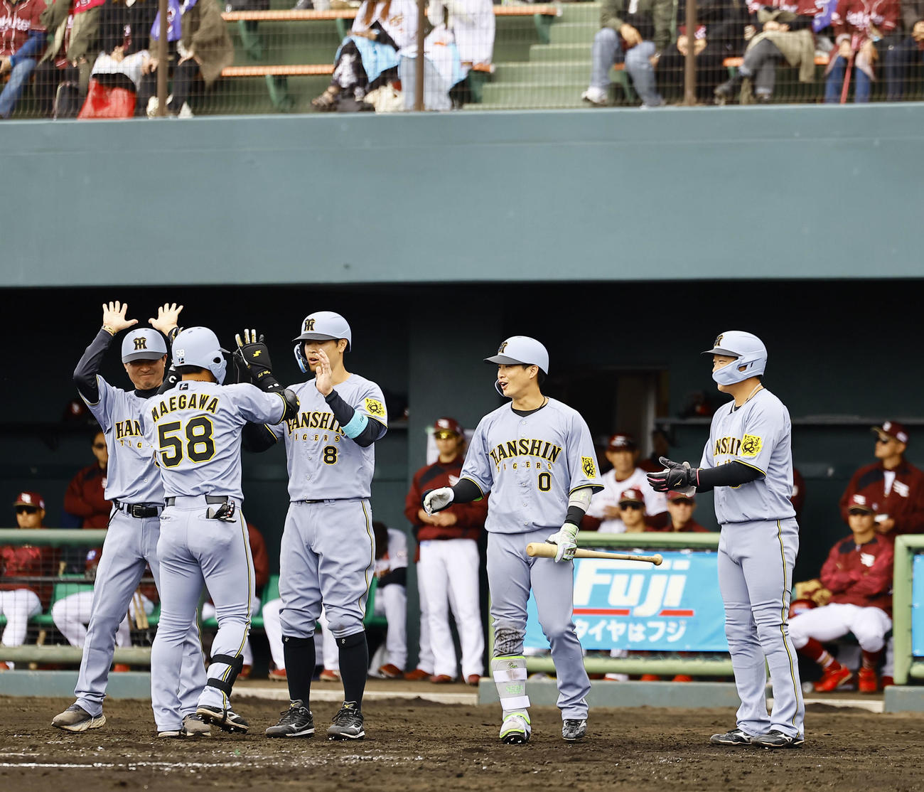 楽天対阪神　3回表阪神2死一、二塁、右越えに3点本塁打を放った前川（左から2人目）を出迎える左越えに筒井外野守備兼走塁チーフコーチ、佐藤輝、木浪、大山（撮影・藤尾明華）