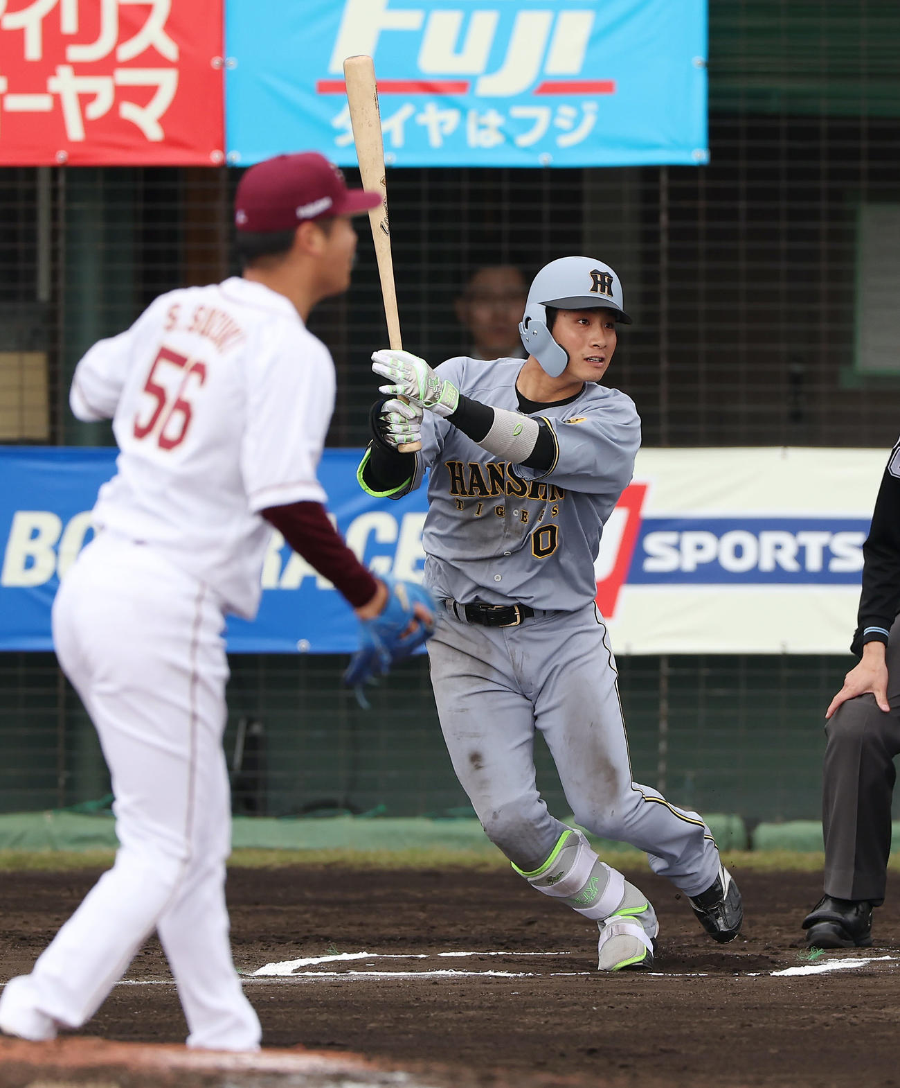 楽天対阪神　6回表阪神無死、左前打を放つ木浪。投手鈴木翔（撮影・前田充）