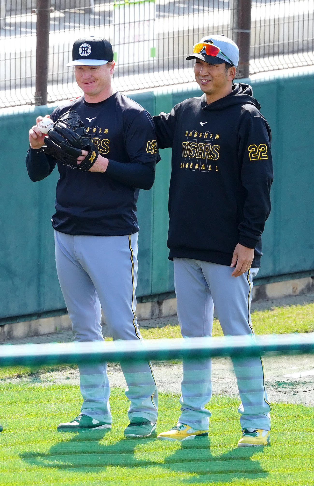 楽天対阪神　試合前、阪神ネルソン（左）と言葉を交わし笑顔を見せる藤川監督（撮影・江口和貴）