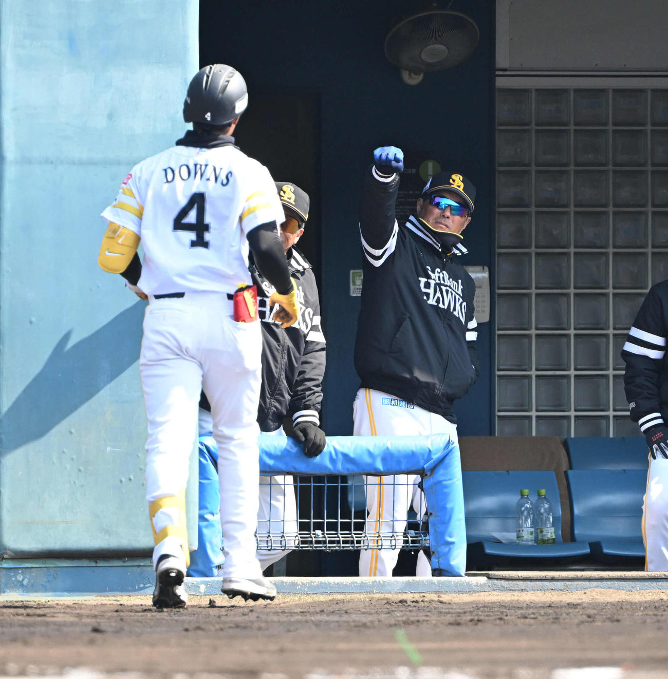 ソフトバンク対オリックス　1回裏ソフトバンク無死、ダウンズは左越え本塁打を放ち小久保監督の出迎えを受ける（撮影・和賀正仁）