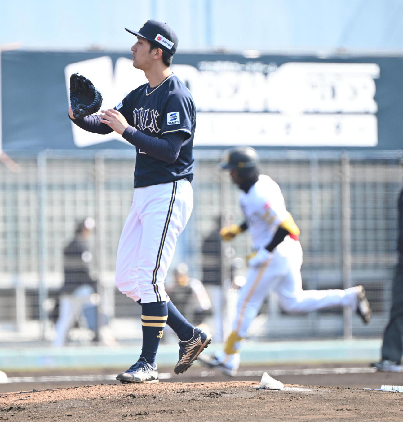 ソフトバンク対オリックス　1回裏ソフトバンク無死、ダウンズに左越えソロ本塁打を浴びる田嶋（撮影・和賀正仁）