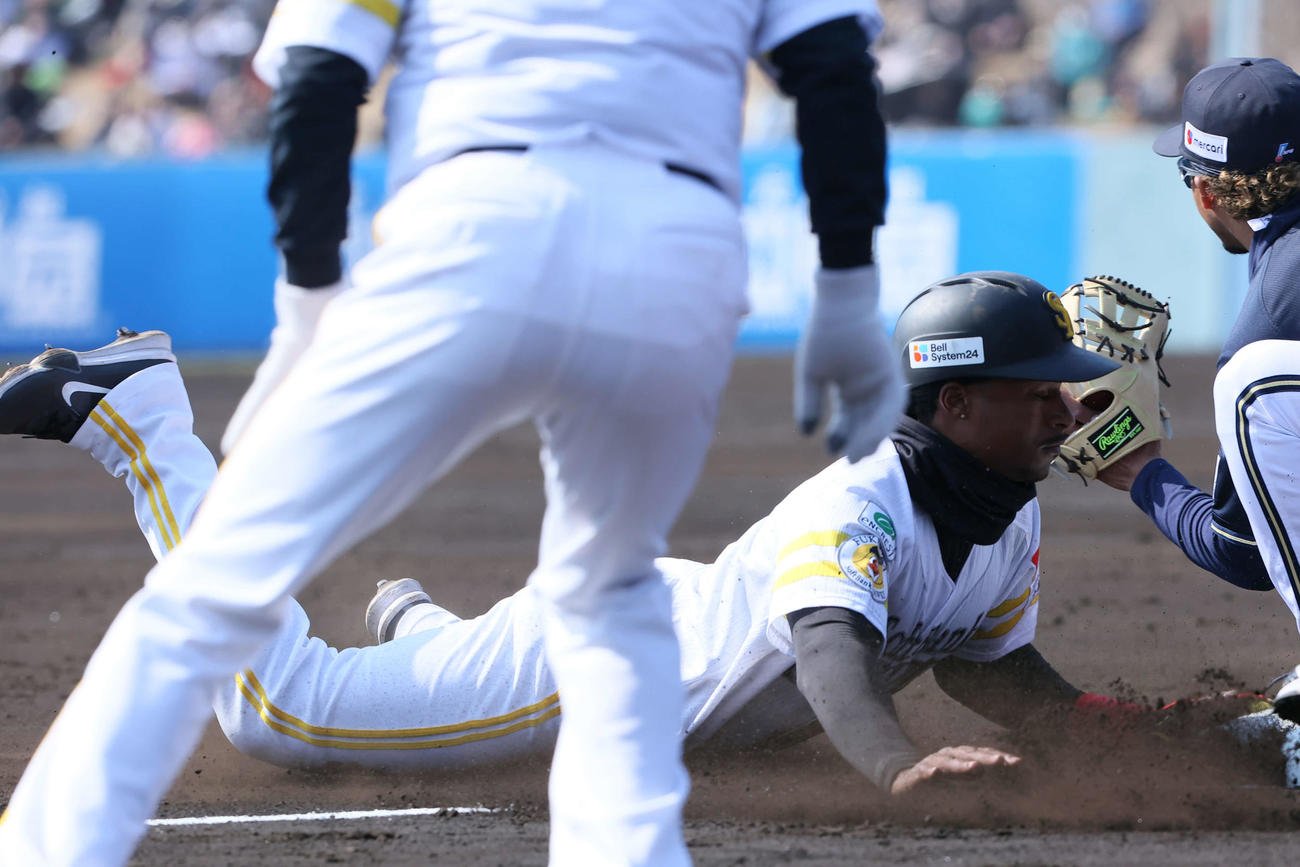 ソフトバンク対オリックス　3回裏ソフトバンク無死一塁、笹川の右前打で一塁から一気に三塁へ進塁するダウンズ（撮影・梅根麻紀）