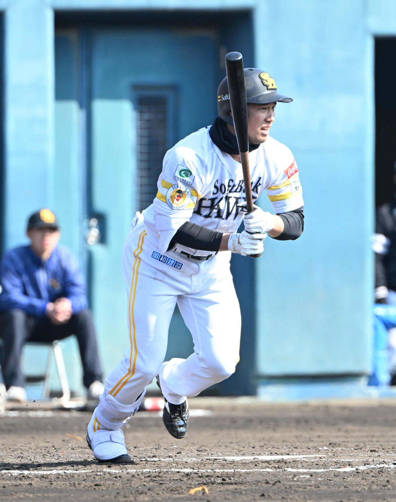 ソフトバンク対オリックス　3回裏ソフトバンク無死二、三塁、右前適時打を放つ栗原（撮影・和賀正仁）