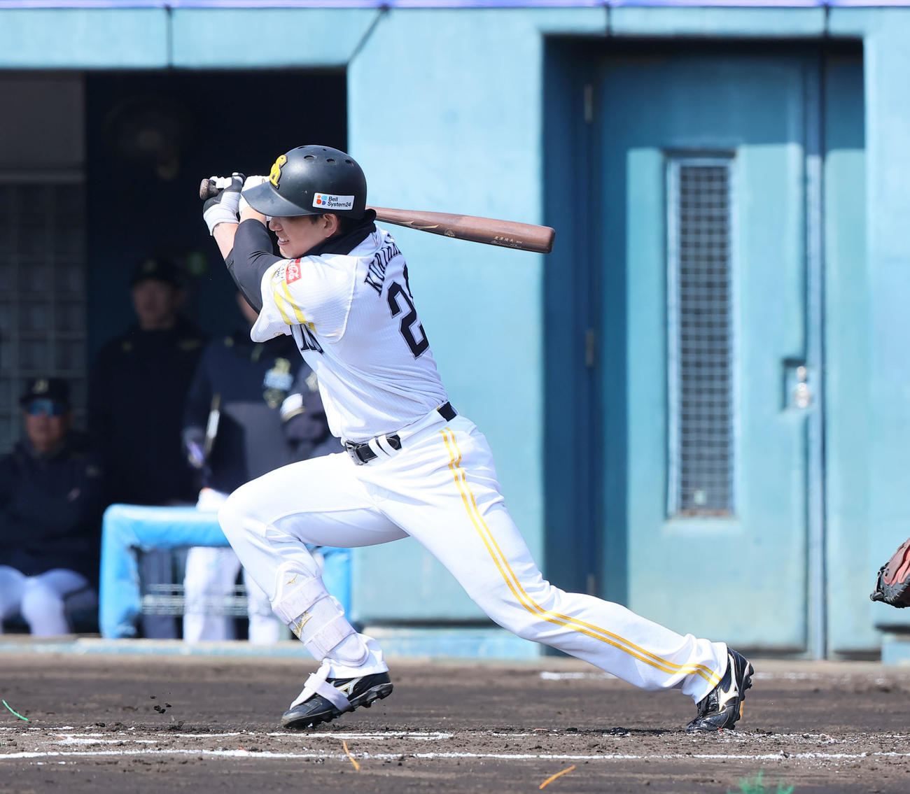 ソフトバンク対オリックス　1回裏ソフトバンク1死、栗原は右前安打を放つ（撮影・梅根麻紀）