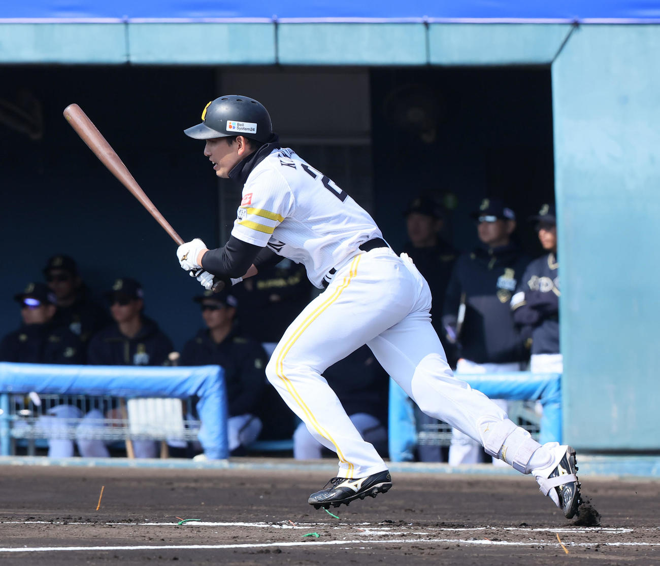 ソフトバンク対オリックス　1回裏ソフトバンク1死、栗原は右前安打を放つ（撮影・梅根麻紀）