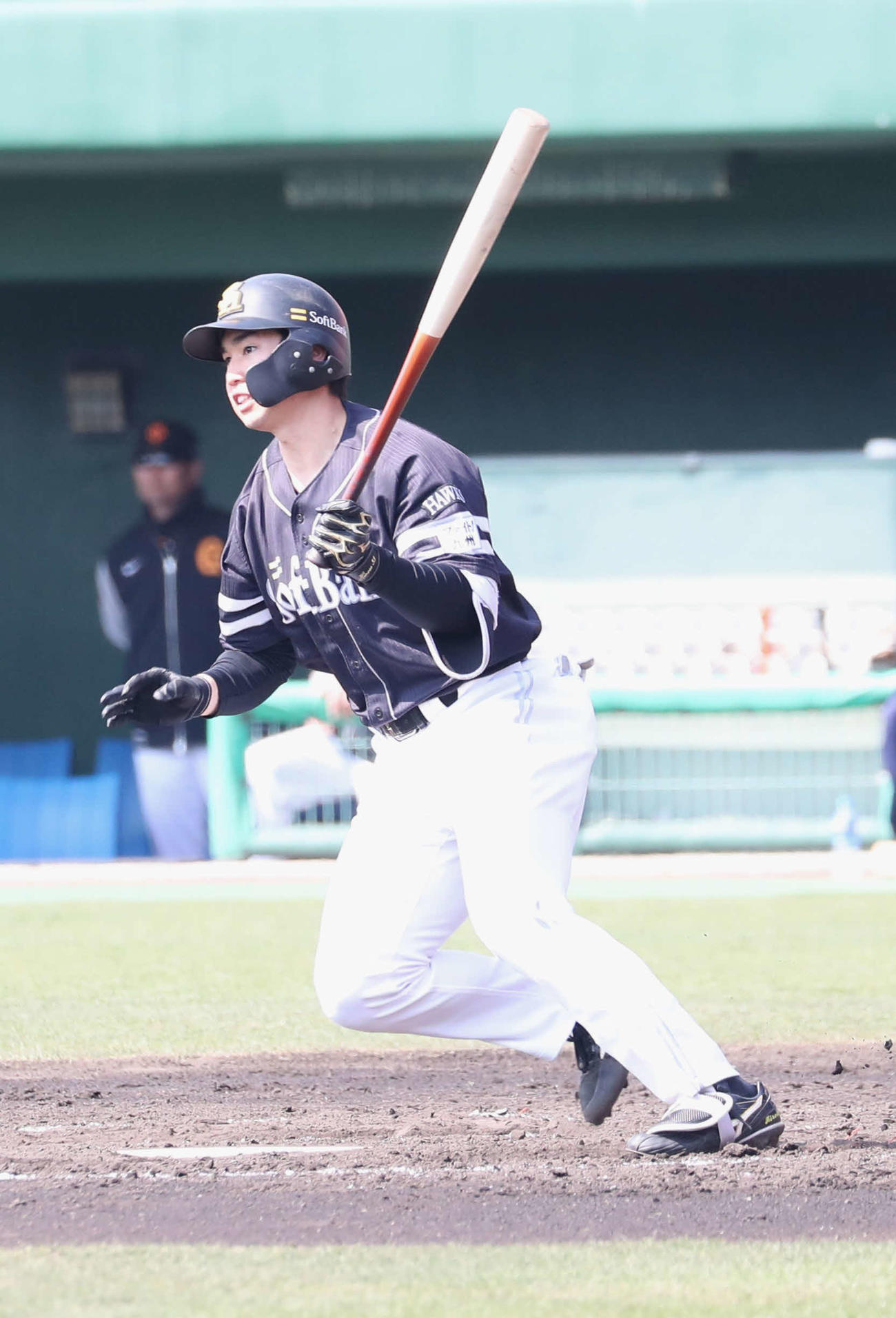 ソフトバンク対巨人　3回表ソフトバンク2死一塁、遊撃内野安打を放つ広瀬隆（撮影・佐藤究）