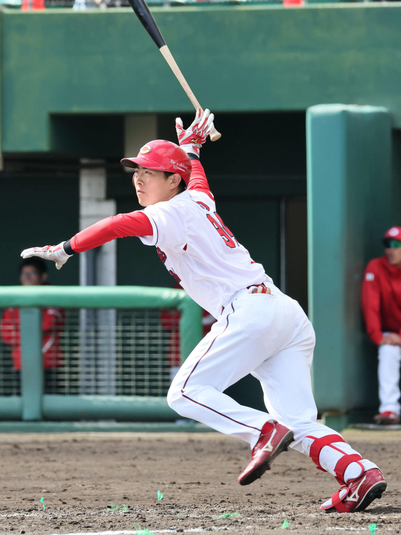5回裏広島1死一、二塁、佐藤啓は同点左適時二塁打を放つ（撮影・加藤孝規）