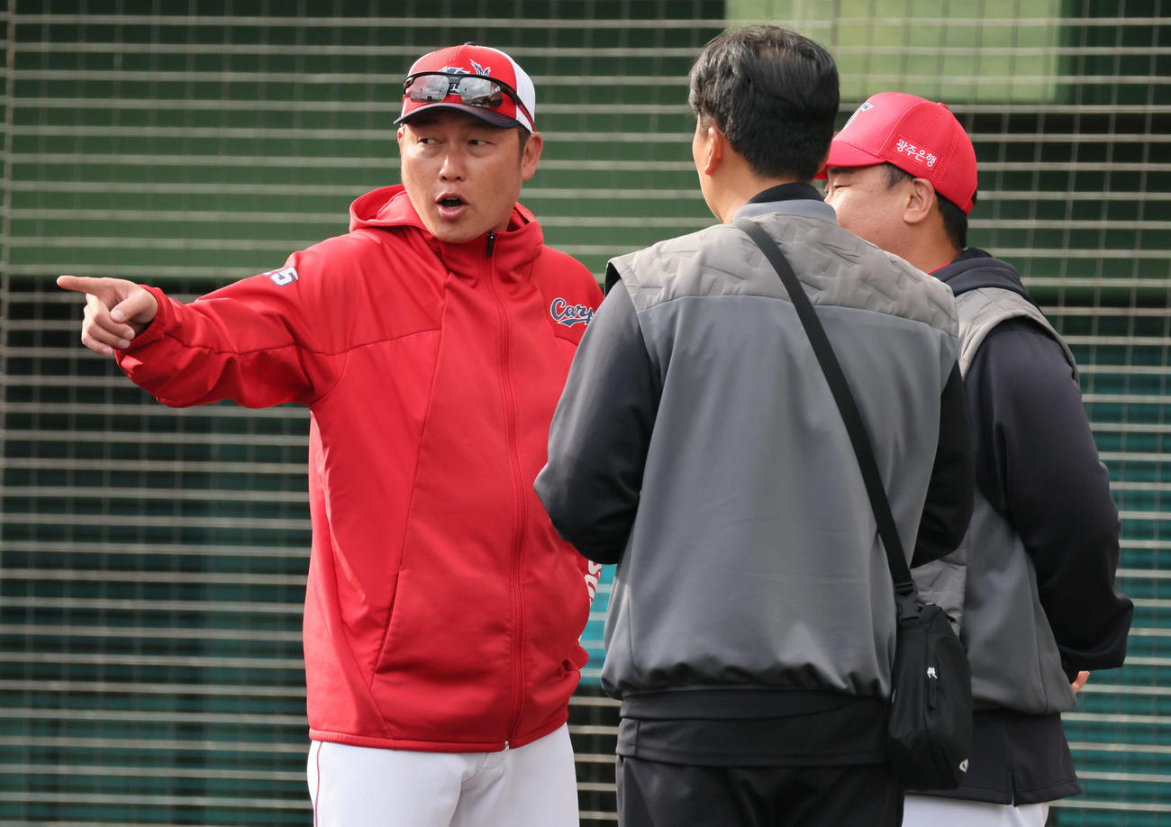 試合終了後、KIAのイ・ボムホ監督（右）と話し合う広島新井監督（撮影・加藤孝規）