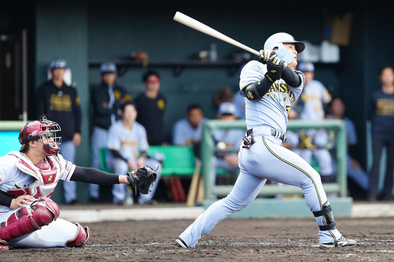 楽天対阪神　3回表阪神2死一、二塁、3点本塁打を放つ前川（撮影・江口和貴）