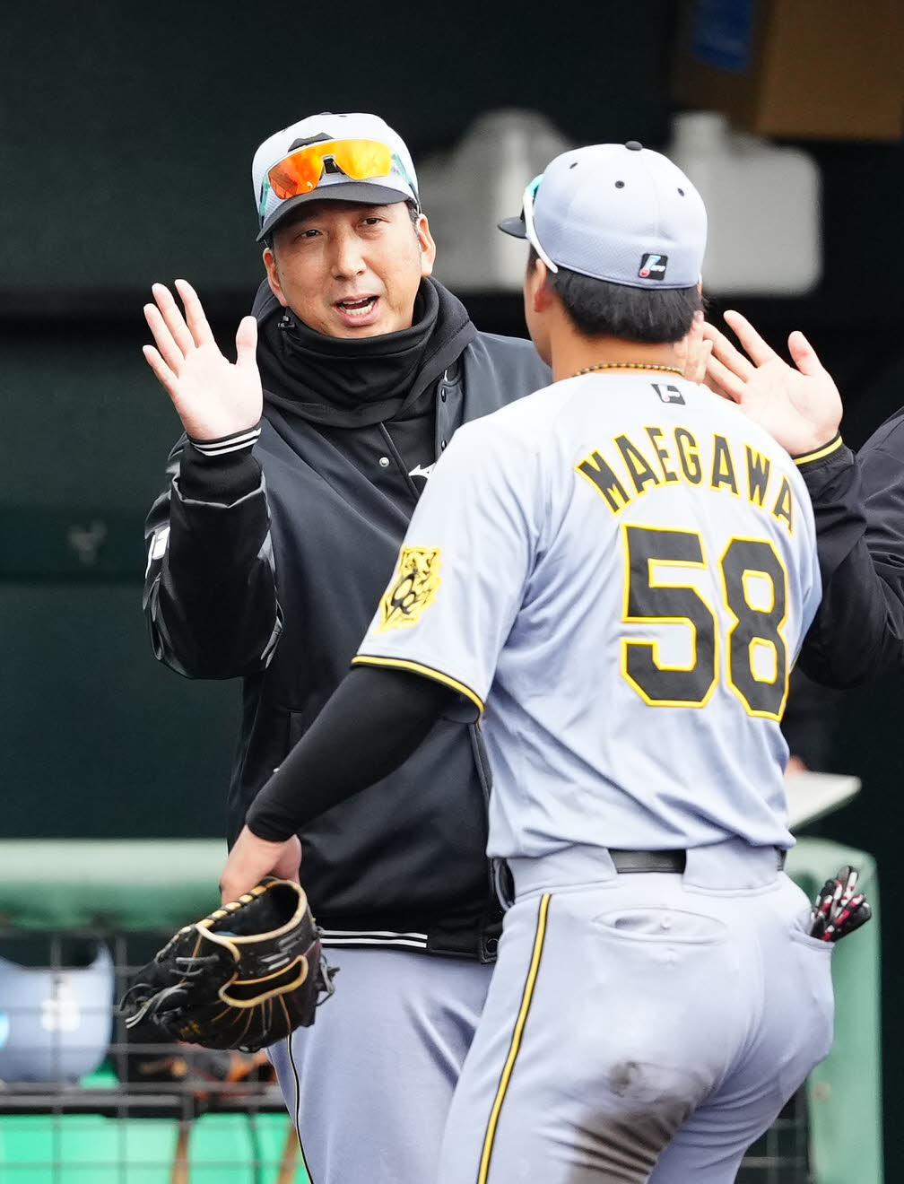 楽天対阪神　試合後、阪神前川（右）とタッチを交わす藤川監督（撮影・江口和貴）