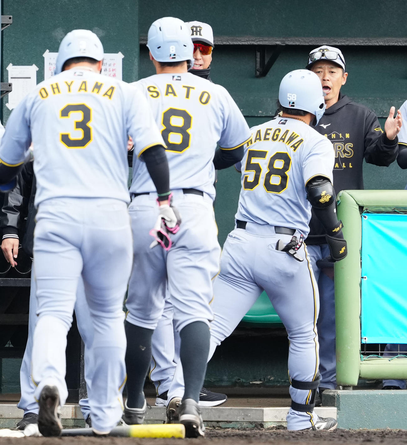 楽天対阪神　3回表阪神2死一、二塁、3点本塁打を放った前川（手前右）を迎える藤川監督（後方左）（撮影・江口和貴）