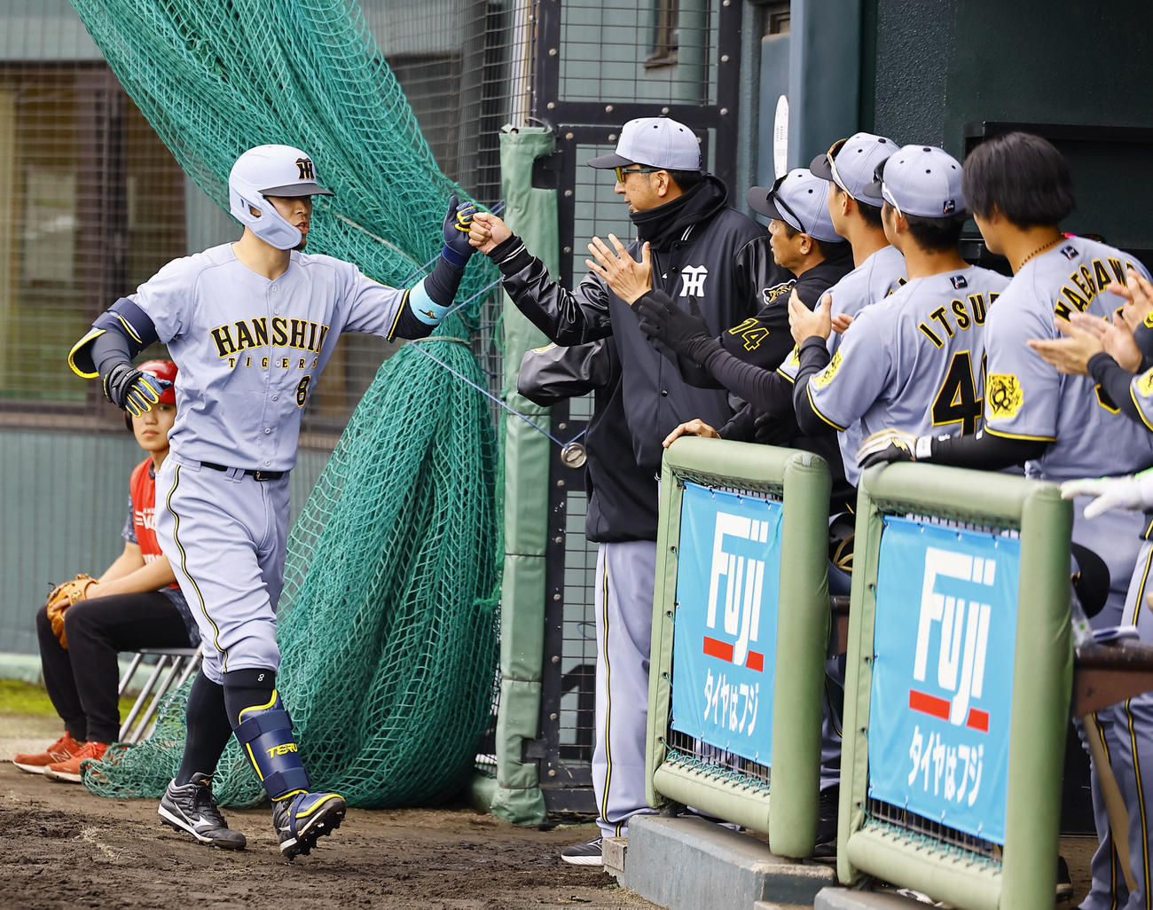 楽天対阪神　5回表阪神無死、右中間に本塁打を放ち藤川監督とグータッチを交わす佐藤輝明（左端）（撮影・藤尾明華）