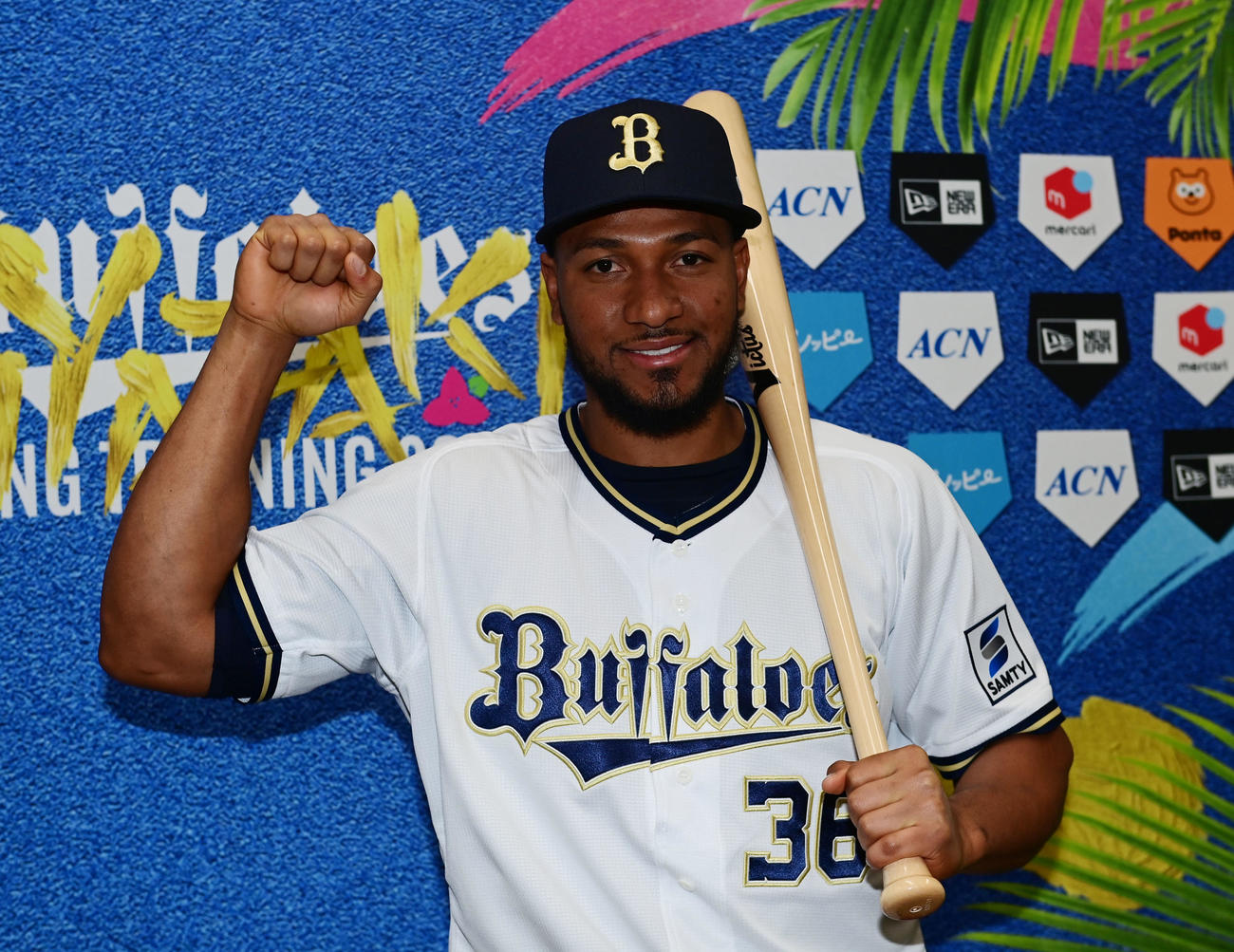 バットを手にポーズを取るオリックスの新外国人選手オリバレス（撮影・和賀正仁）
