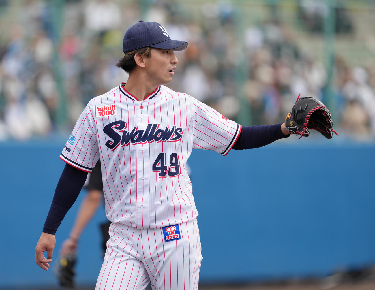 ヤクルト対日本ハム　5回表日本ハム1死一塁、レイエスを遊併殺打に仕留めた金久保（撮影・足立雅史）