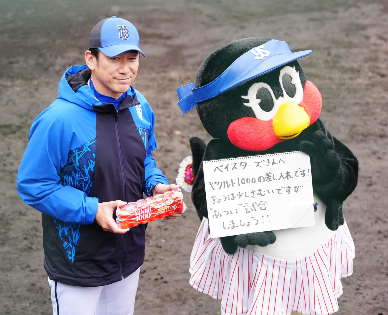 ヤクルト対DeNA　試合前、DeNA三浦監督（左）に「ヤクルト1000」を差し入れするつばみ（撮影・江口和貴）
