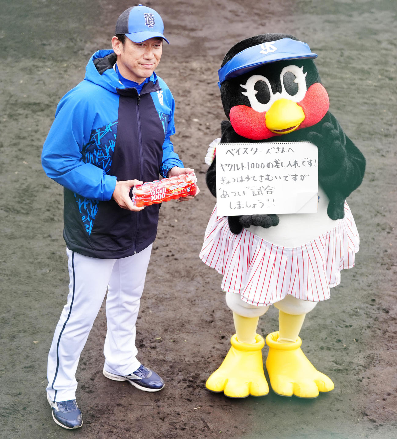 ヤクルト対DeNA　試合前、DeNA三浦監督（左）に「ヤクルト1000」を差し入れするつばみ（撮影・江口和貴）