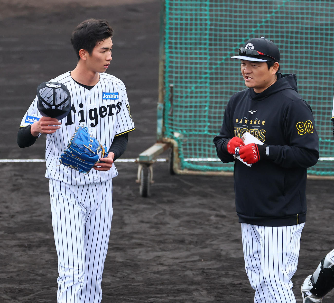 シート打撃の登板を終え、久保田2軍投手コーチ（右）と話しをする今朝丸（撮影・藤尾明華）