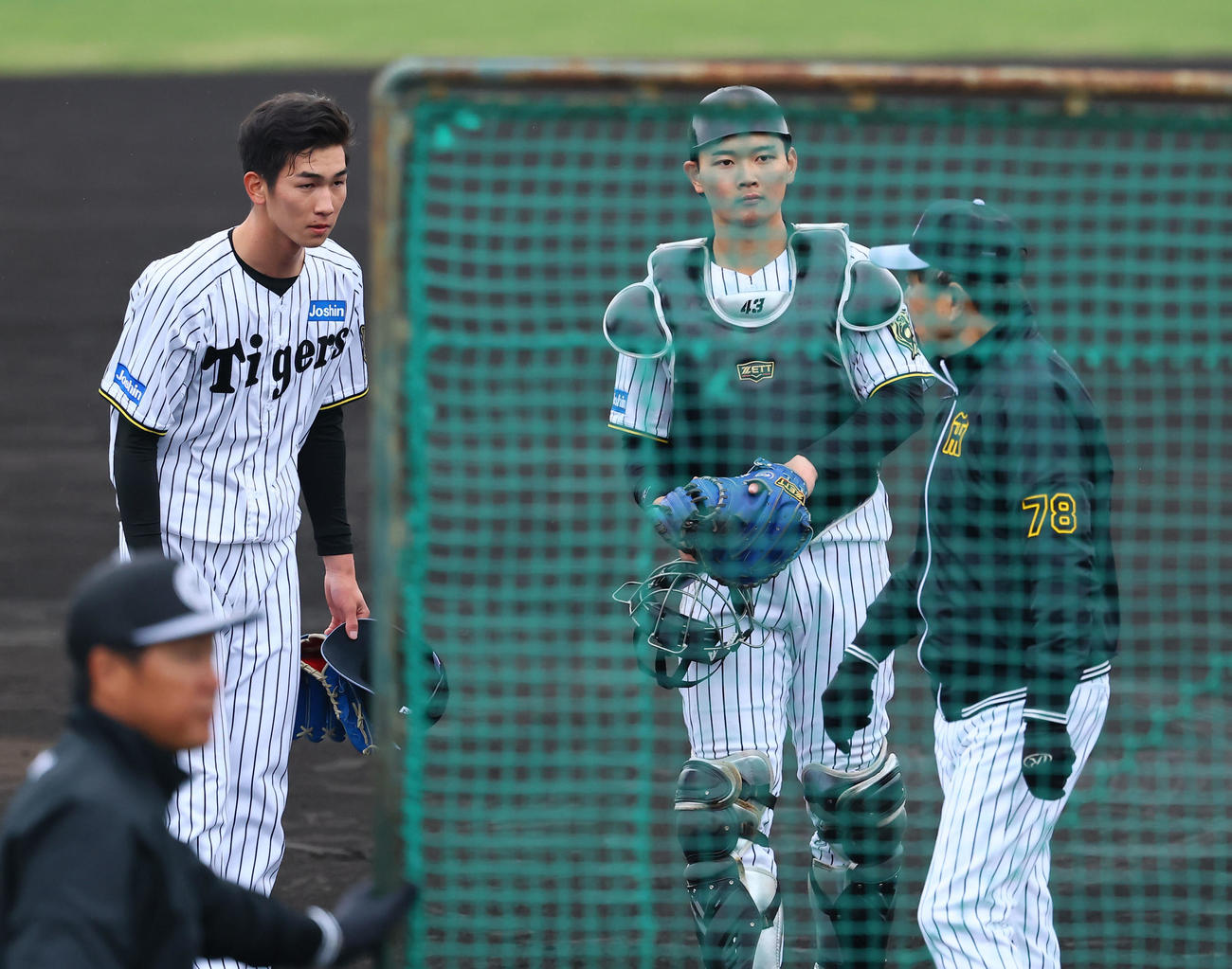 シート打撃の登板を終え、平田2軍監督（右）に声をかけられる今朝丸（左）（撮影・藤尾明華）