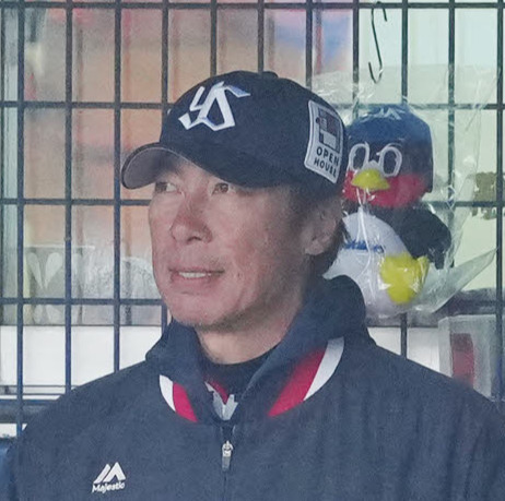 ヤクルト対DeNA 1回表、ベンチから戦況を見つめるヤクルト高津監督（撮影・江口和貴）