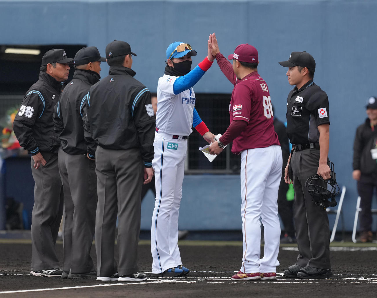 日本ハム対楽天　試合前、ハイタッチを放つ交わす日本ハム新庄監督（左）と楽天三木監督（撮影・足立雅史）