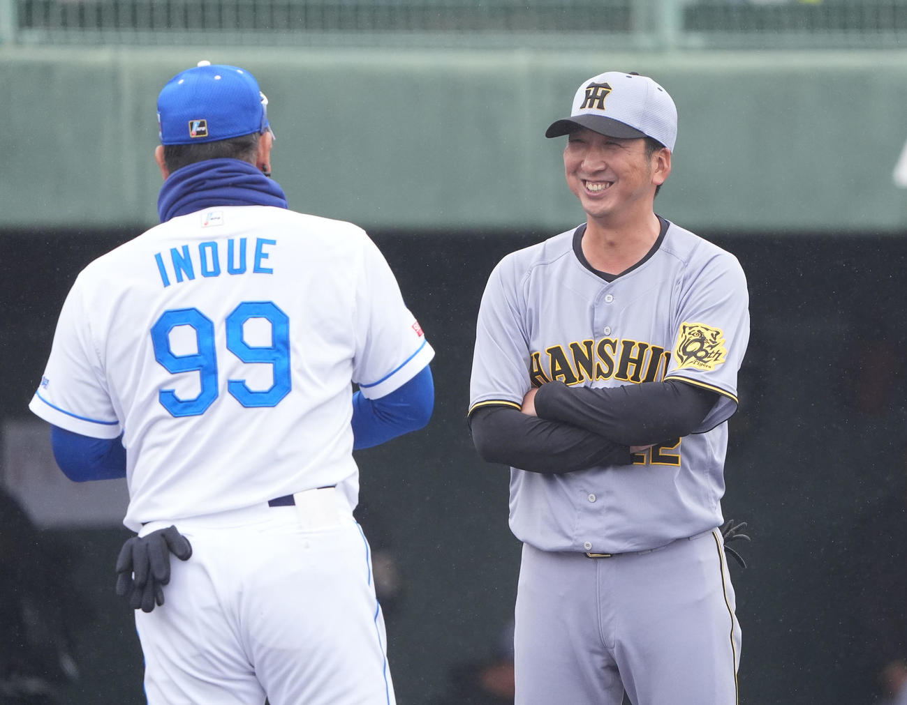 中日対阪神　試合前、メンバー表を交換する（左から）井上監督と藤川監督（撮影・森本幸一）