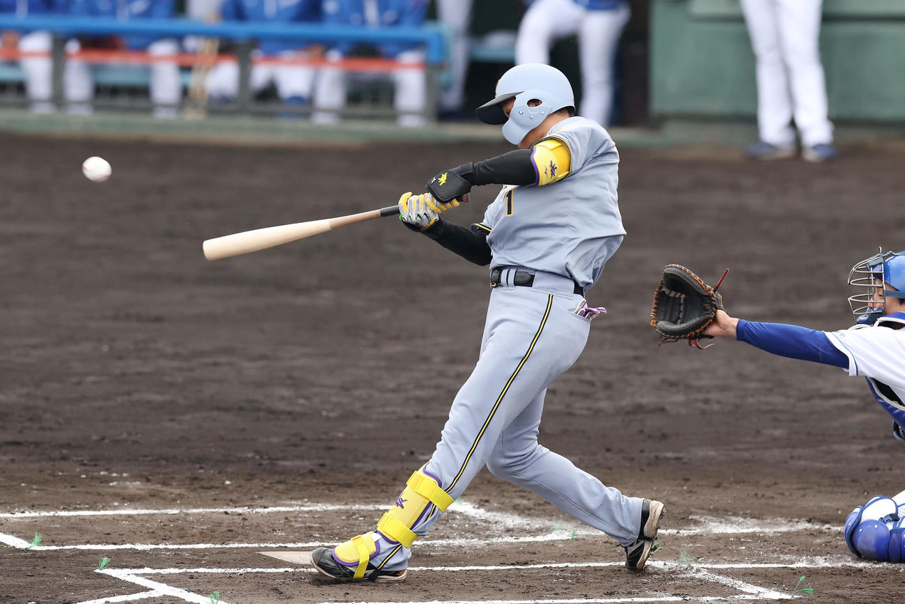 中日対阪神　1回表阪神1死一、三塁、左越え3点本塁打を放つ森下（撮影・前田充）